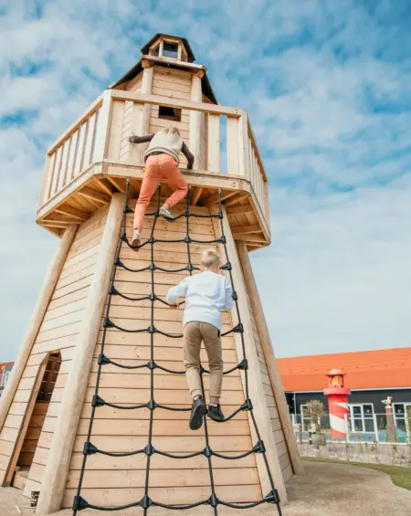 Klimmen naar nieuwe hoogtes in de houten toren en genieten van het avontuur – bij De Zeeuwse Kust is elke stap een nieuwe ontdekking